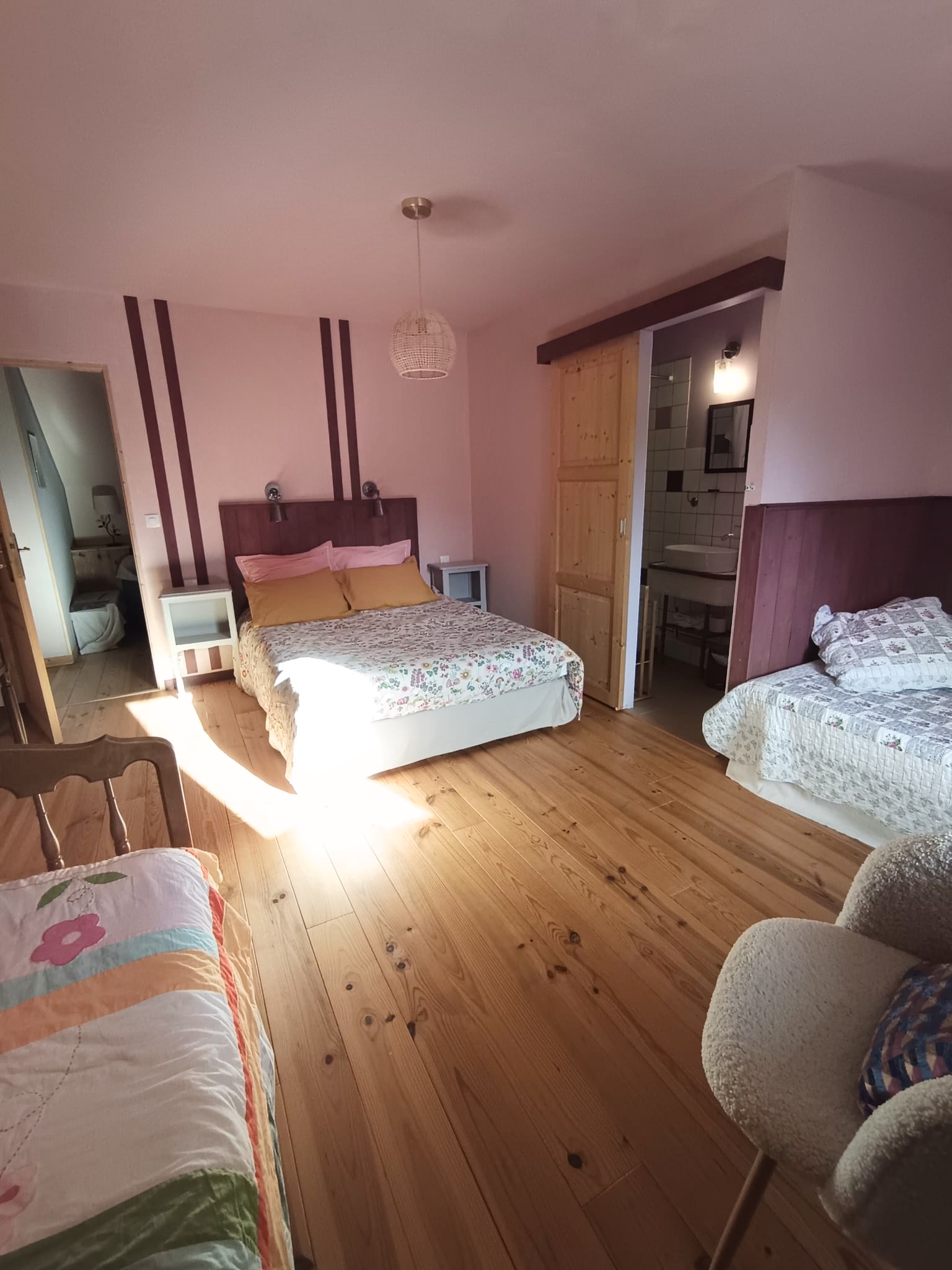 Chambre Prunelia, lit simple et coin cosy pour un séjour confortable