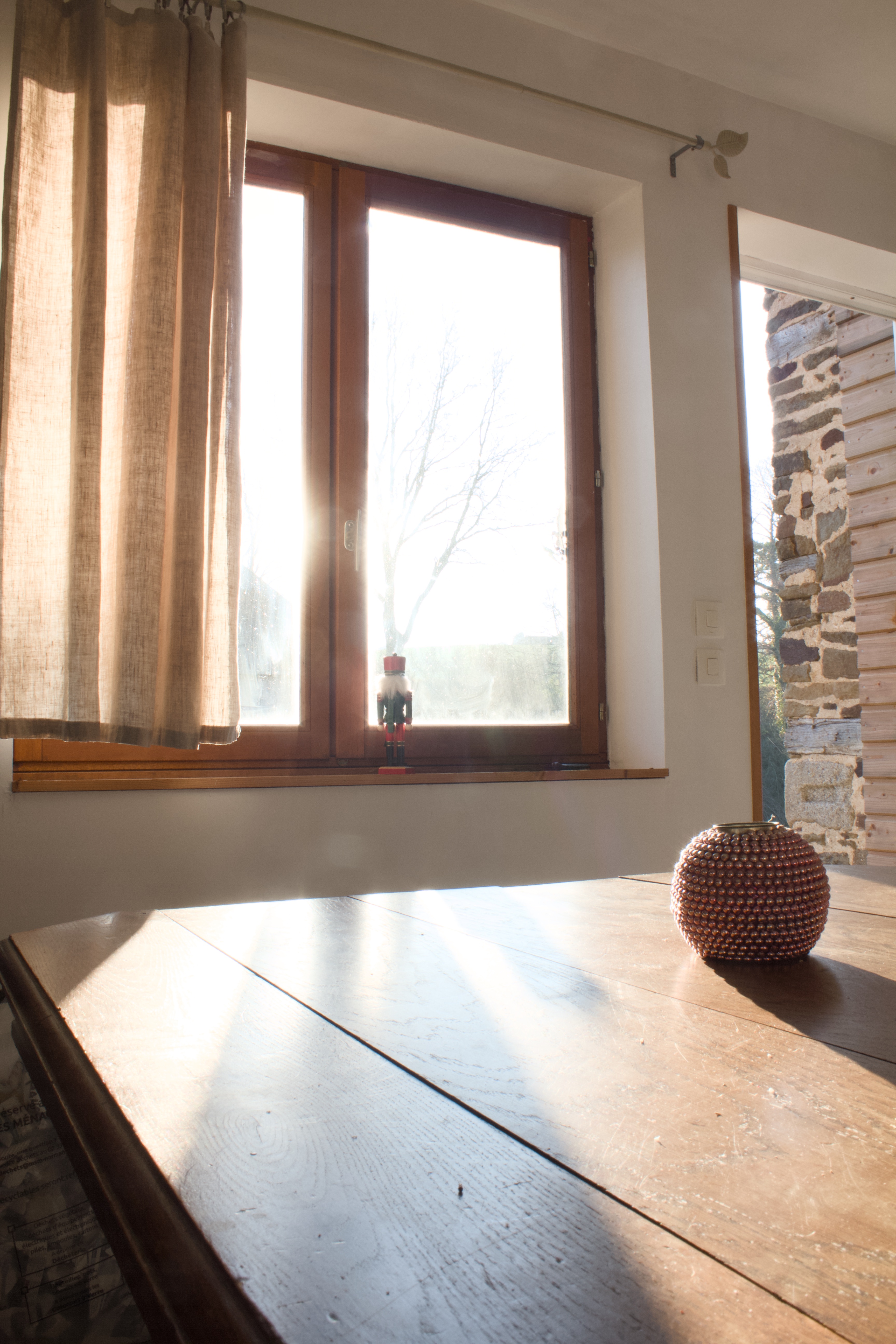 Fenêtre du gîte Les Fées du Buron à Saint-Martin-de-Landelles